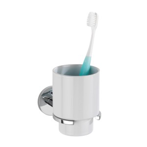 Wenko Zahnputzbecherhalter Isera, silber glänzend mit weißem Keramikbecher und Zahnbürste.