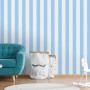 Kinderzimmer Vliestapete mit blau-weißen Streifen im modernen Raum.