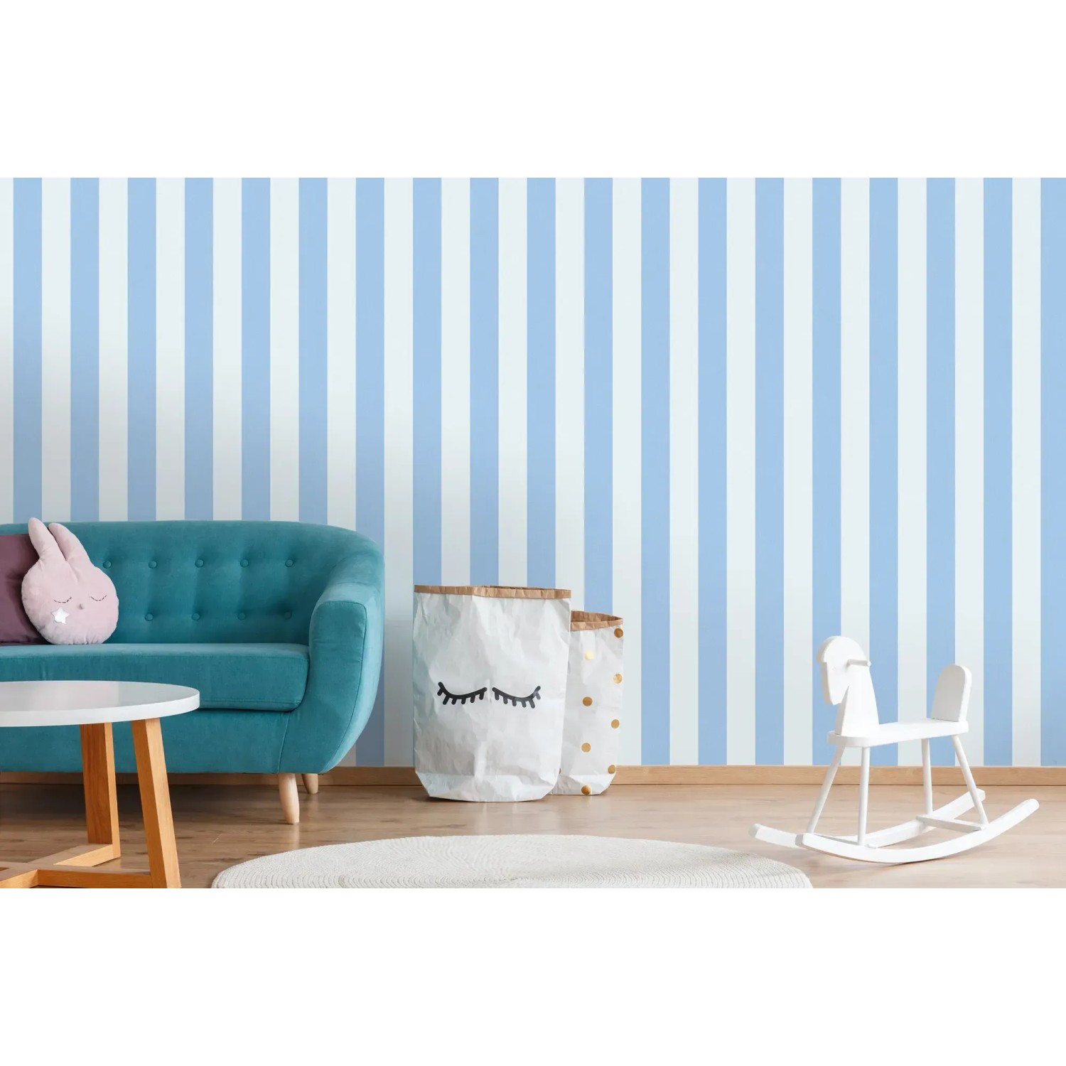 Kinderzimmer Vliestapete mit blau-weißen Streifen im modernen Raum.