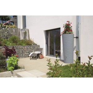 Natura 2in1 Regenwasserbehälter 350 l Ocean mit Pflanzschale am Haus.