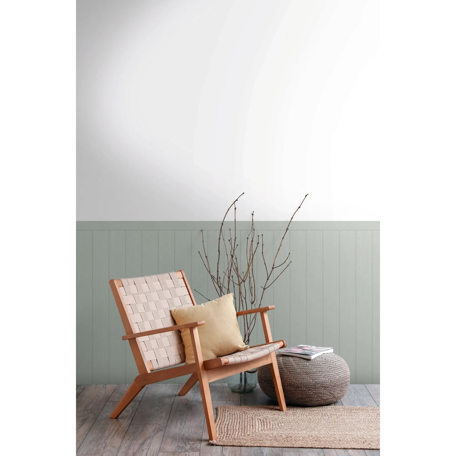 Wohnszene mit A.S. Creation Vliestapete Wallpanel in Türkis-Beige als Wandpaneel hinter Stuhl und Deko.