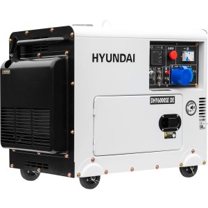 Weißer Hyundai Silent Diesel-Generator DHY6000SE DE mit Bedienelementen und Rädern.
