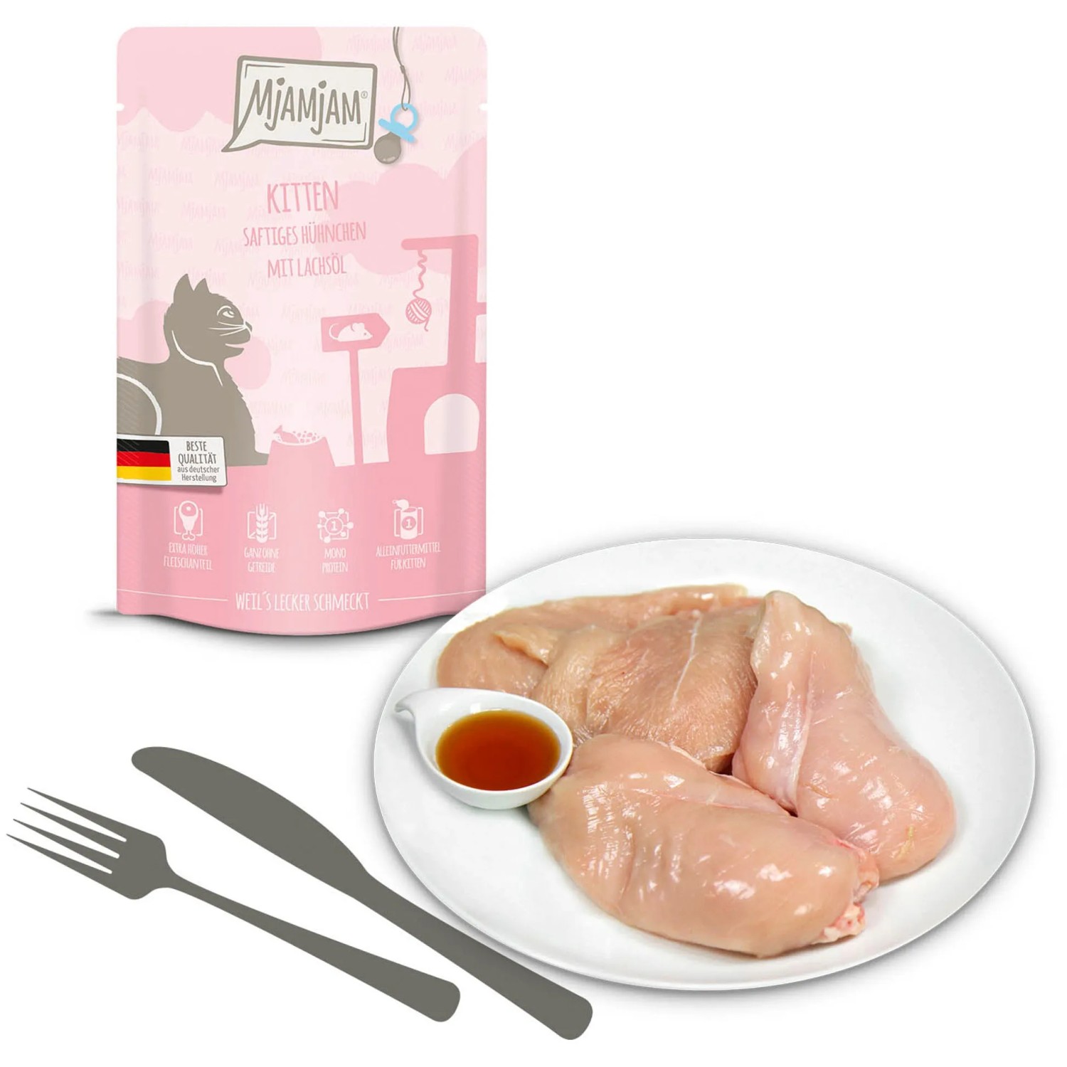 Mjamjam Quetschie Katzenfutter Saftiges Hühnchen mit Lachsöl, 125g Packung und frisches Hühnchen auf Teller.