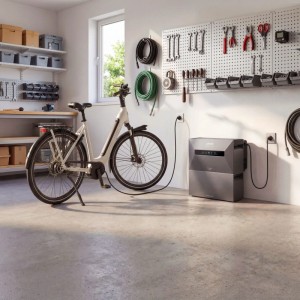 Anker Solix BP7000 Erweiterungsbatterie (7 kWh) neben E-Bike in Garage. Plug & Play-Design.