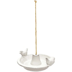 Hängende, cremeweiße Vogeltränke (Ø 27 cm) mit zwei Vogel-Figuren.