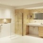 Modernes Badezimmer mit Dusche, Waschtisch und Mosaikfliesen in warmen Farben.