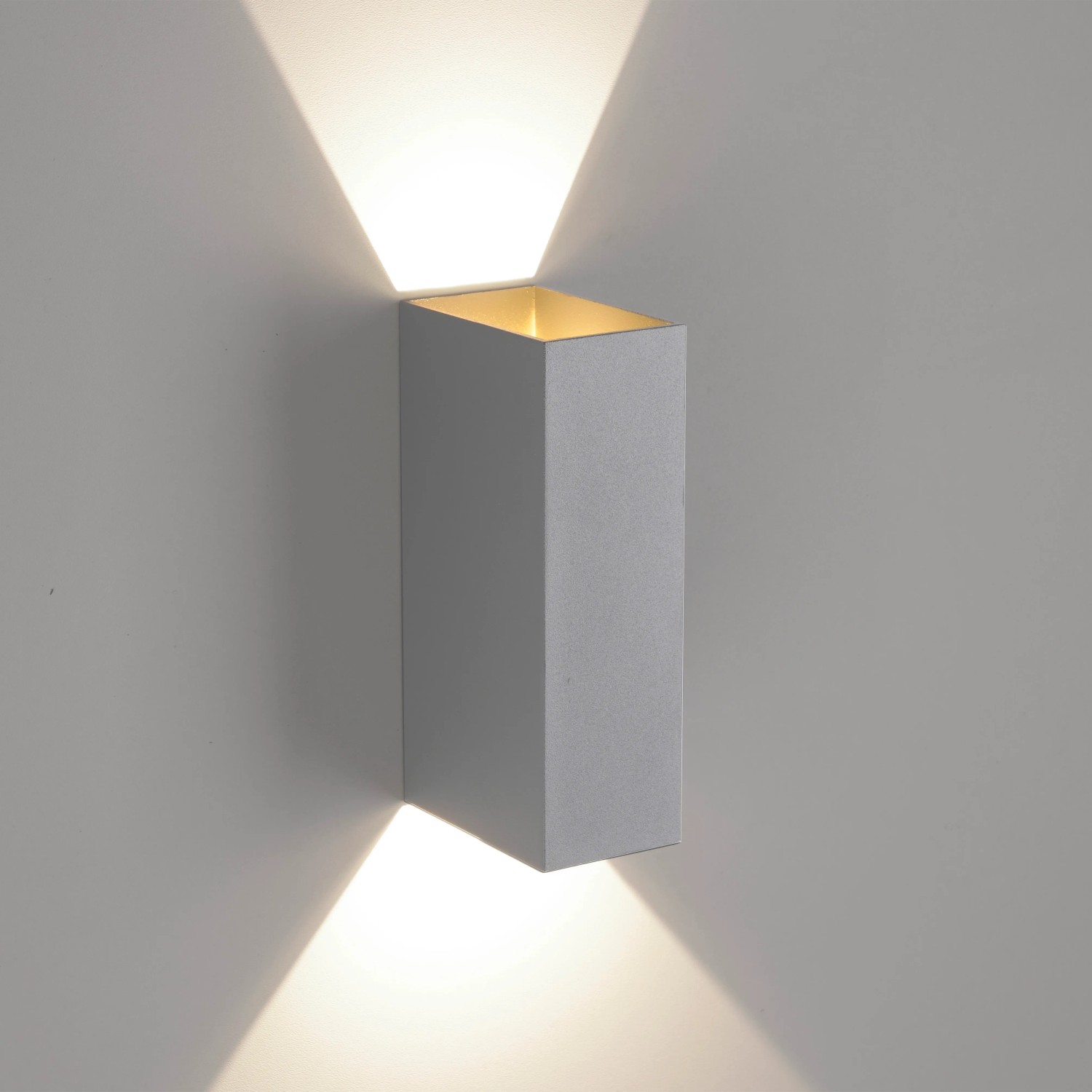 Graue LED-Wandleuchte Block von Paul Neuhaus für den Außenbereich, strahlt Licht nach oben und unten.