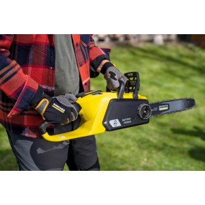 Gelbe Kärcher Akku-Kettensäge CNS 36-35 Battery in Verwendung, Baumpflege.