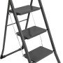 Zusammengeklappter, grauer 3-Stufen-Klapptritt aus Stahl. Leiter für den Haushalt.