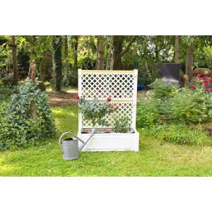 Weißer KHW Pflanzkasten mit Spalier (140x100x43cm) im Garten mit Pflanzen und Gießkanne.