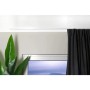 Weiße 1-Lauf Gardinenschiene Square an Decke montiert, mit dunklem Vorhang und Pflanze. Ideal für Wohnzimmer.