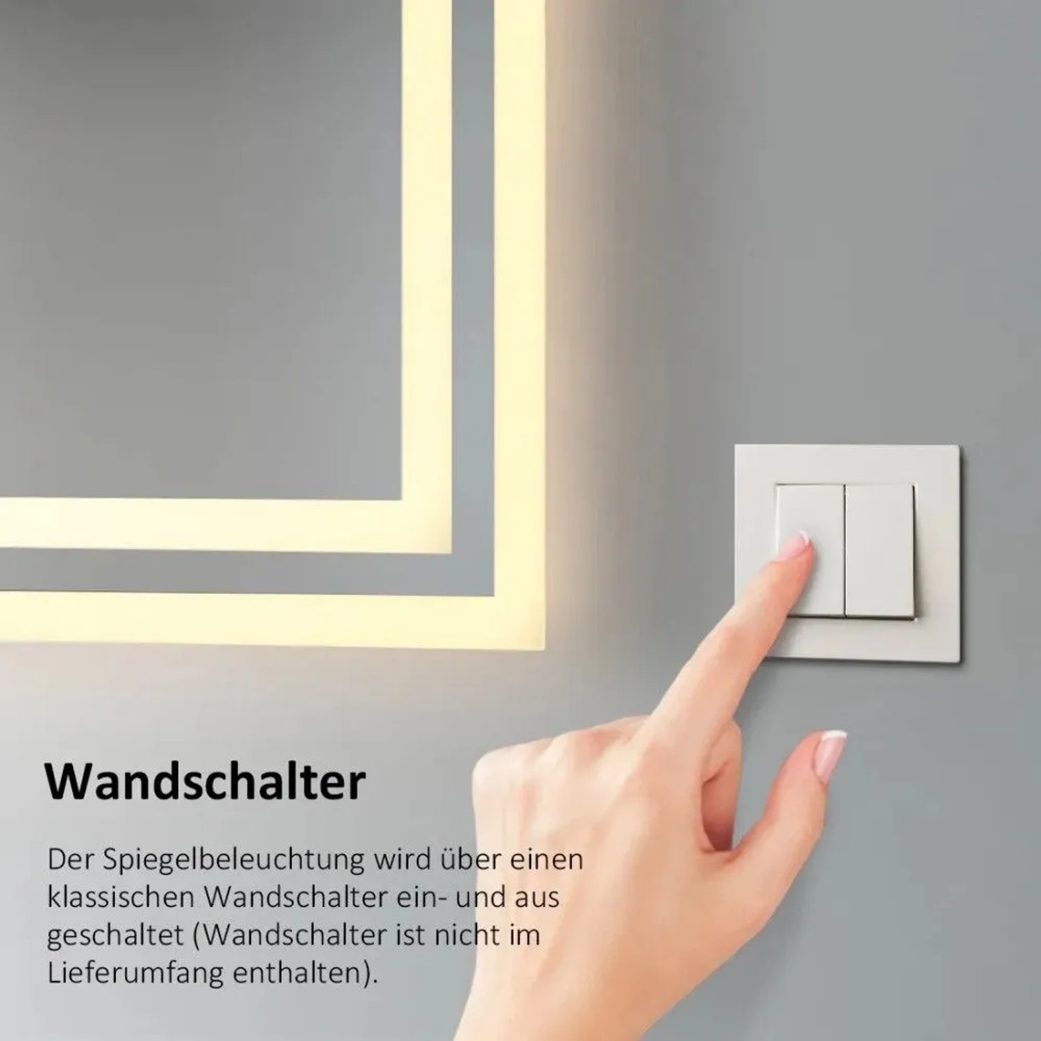 Hand schaltet Emke LED-Badspiegel mit warmweißem Licht über Wandschalter ein/aus.