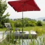 Dunkelroter Schneider Balkonschirm Aquila 225x120 cm mit Push-Up Mechanik auf Terrasse am Wasser.