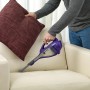 Black+Decker Akku-Handstaubsauger DVA325JP7 reinigt Sofa mit Tierhaarbürste.