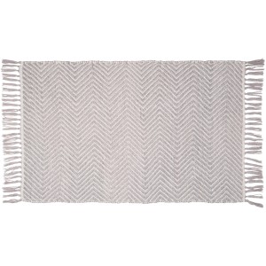 Graue Wenko Badematte Gata mit Zickzackmuster und Fransen, hergestellt aus recycelten PET-Flaschen.