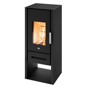 Schwarzer Blaze Kaminofen Livia 8 kW mit Holzfach und Sichtfenster.