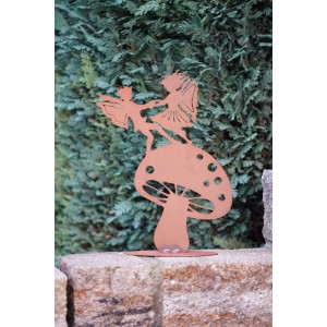 Edelrost Deko-Figur „Herbsttanz“: Zwei Feen tanzen auf einem Pilz. Gartendeko von Ferrum Art Design.