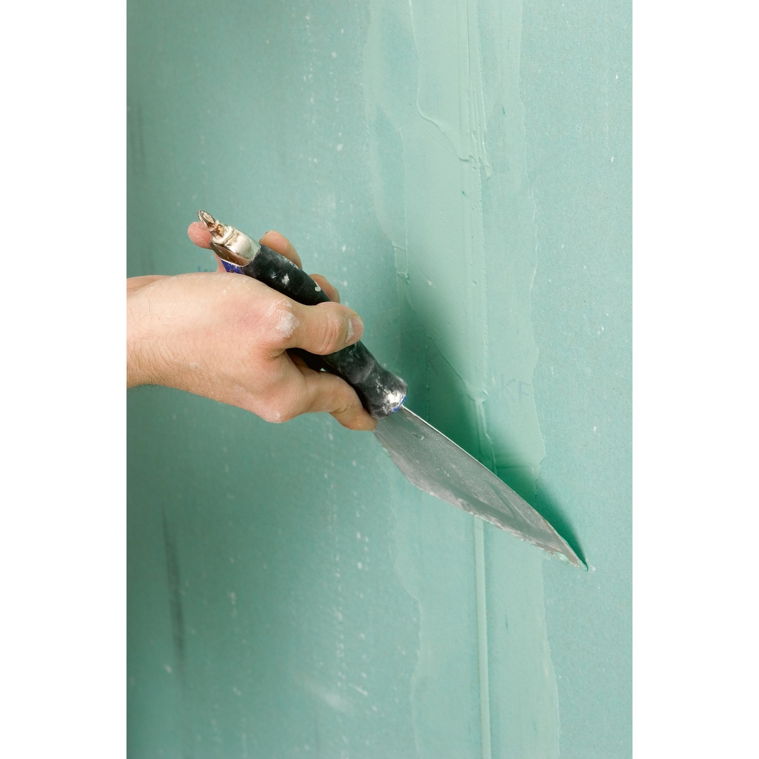 Hand spachtelt grüne Gipskartonwand mit Knauf Uniflott Fugenspachtel. Zubehör für Trockenbau.
