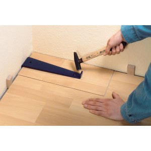 LUX Zugeisen Classic im Einsatz zum Verlegen von Laminat/Parkett an der Wand.