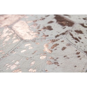 Detailansicht des elfenbein-chromfarbenen Teppichs Masque 410 (80x150 cm) aus Leder mit Metallic-Effekt.