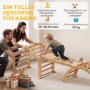 Kind klettert auf AIYAPLAY Klettergerüst aus Holz mit Rutsche, Eltern unterstützen. Fördert Motorik & Gleichgewicht.
