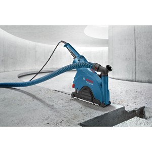 Bosch Professional GDE 230 FC-S Staubabsaugung für Winkelschleifer im Einsatz.