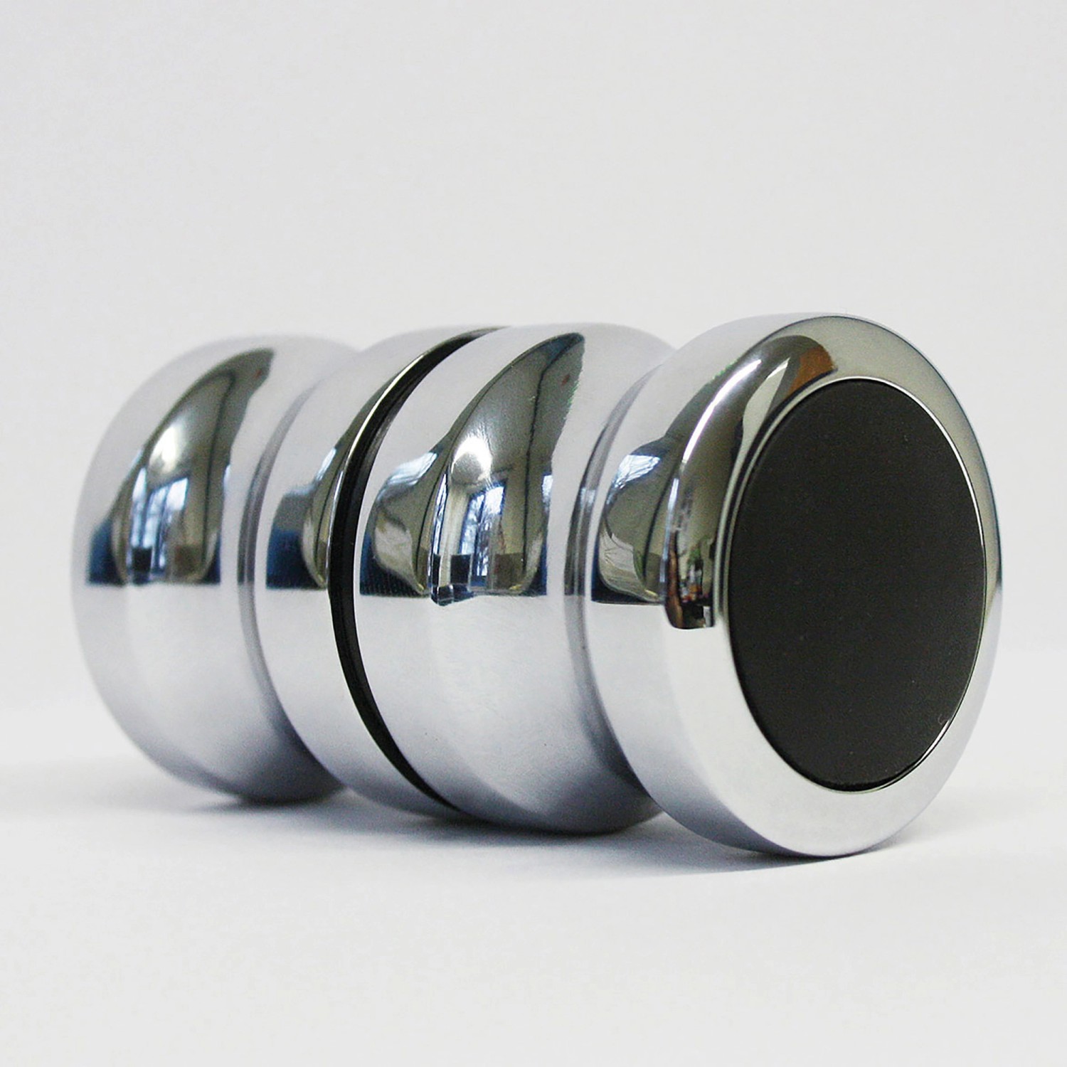 Detailaufnahme: Griff der Breuer Elana Komfort Drehfalttür, Chrom, Klarglas.