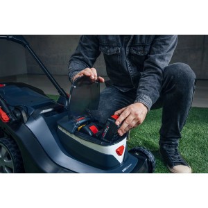 Al-Ko Akku-Rasenmäher 382 Li mit geöffnetem Akkufach und eingesetztem Akku.