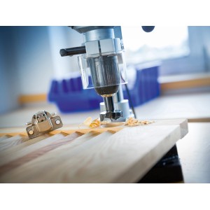 LUX Scharnierlochbohrer Comfort Ø 26 mm im Einsatz an einer Bohrmaschine.