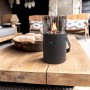 Schwarze Cosi Gaslaterne Cosiscoop Original mit Rauchglas auf Holztisch. Terrassenheizer mit Tragegriff.