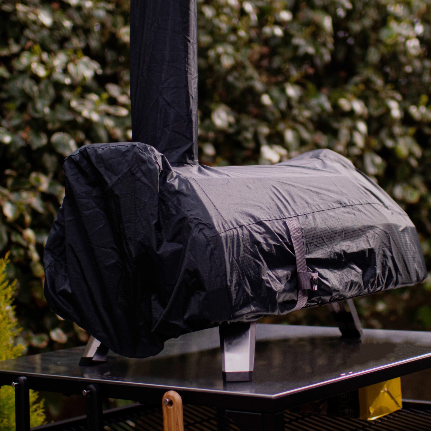 Ooni Karu 16 Grillabdeckung, wasserdicht und schwarz, schützt vor Witterungseinflüssen.