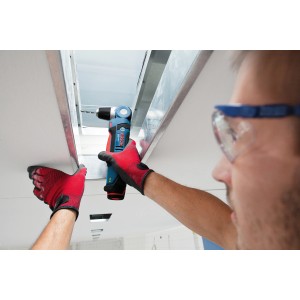 Bosch Professional GWB 12V-10 Akkuschrauber bei Montagearbeiten.