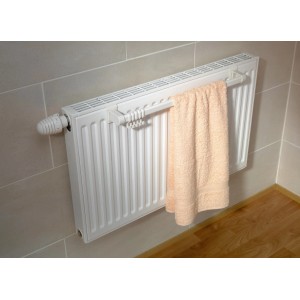 Schulte Handtuchhalter Chrom, 54cm, montiert an Heizkörper mit Handtuch.