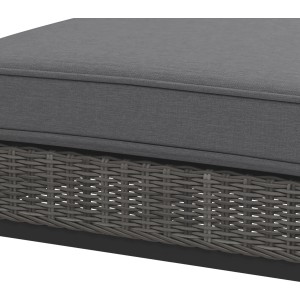 Grauer Lounge-Hocker Alridge aus Polyrattan mit Auflage, Detailansicht.