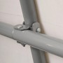 Detailaufnahme: Stahlgestell-Verbindung des ShelterLogic Foliengewächshauses.