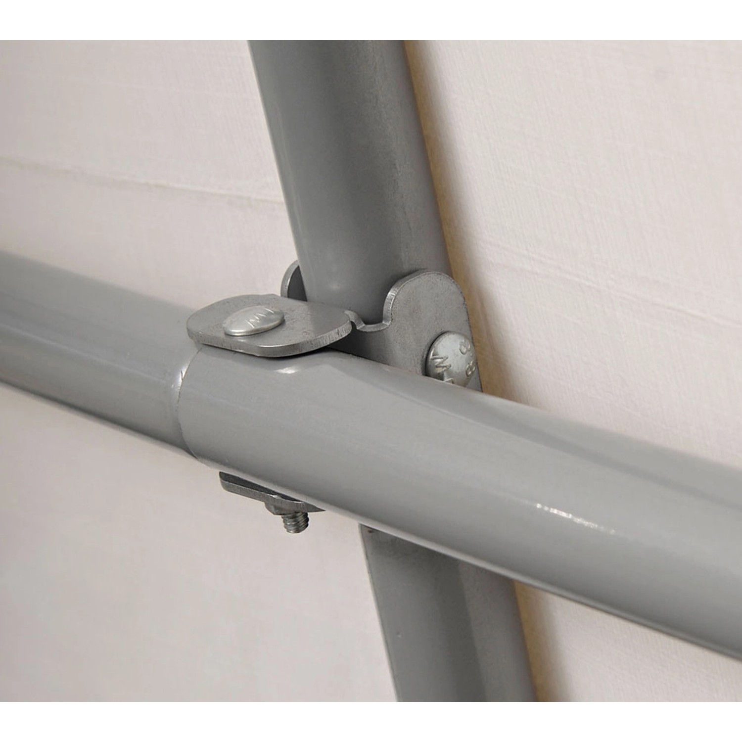 Detailaufnahme: Stahlgestell-Verbindung des ShelterLogic Foliengewächshauses.