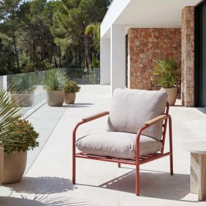 Gartensessel O11 mit Terrakotta-Gestell und beigen Polstern aus Olefin-Stoff.
