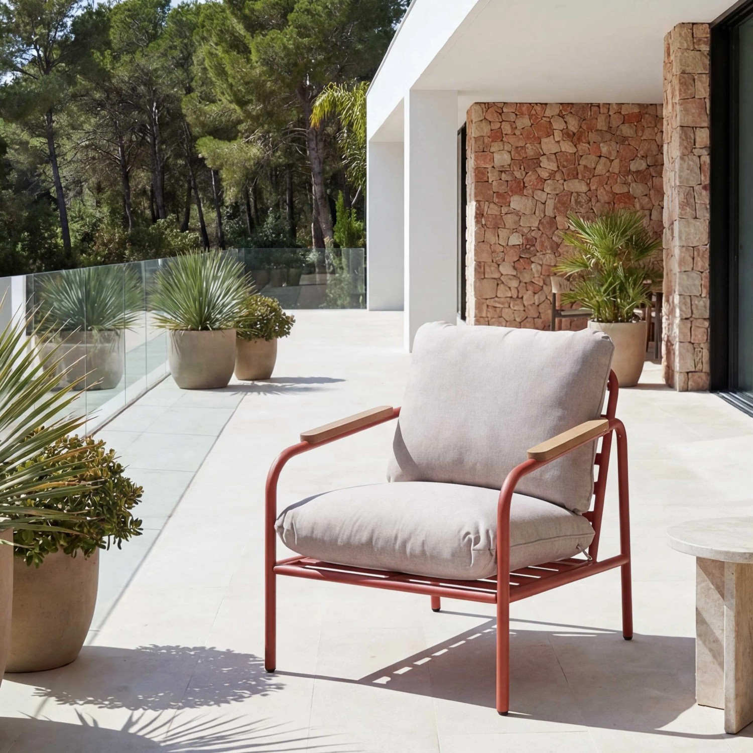 Gartensessel O11 mit Terrakotta-Gestell und beigen Polstern aus Olefin-Stoff.