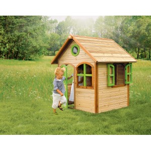Axi Julia Spielhaus aus Holz in Braun und Grün mit Kind im Garten.