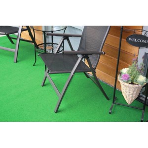 Grüner Rasenteppich Hockey 100x400 cm auf Terrasse mit Gartenmöbeln.