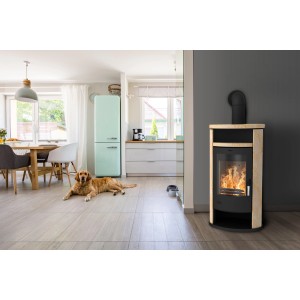 Fireplace Alicante Kaminofen mit Loticstone Verkleidung in Schwarz, 8 kW Leistung im Wohnraum.
