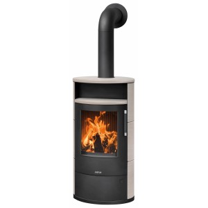 Justus Island 7 2.0 Kaminofen mit Keramik, Stahl schwarz, 7 kW. Feuer sichtbar.