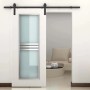 Schwarzer HOMCOM Schiebetür-Beschlagsatz aus Kohlenstoffstahl an weißer Wand mit weißer Glastür. Rustikales Design, platzsparend.
