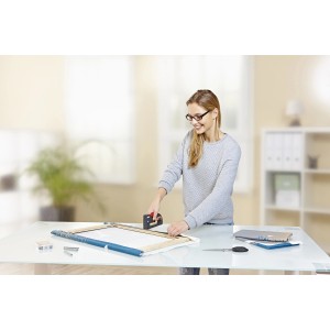 Frau tackert Leinwand mit Novus Handtacker J-11 (schwarz-rot) auf Rahmen.