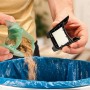 Hände leeren Staubbox des Bosch Exzenterschleifers PEX 220 A mit Microfilter in Mülleimer. Einfache Reinigung.