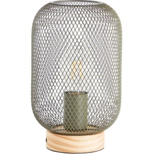 Olivgrüne Design-Tischleuchte Giada mit Holzfuß und Metallgitter-Schirm.