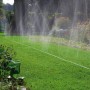 Gardena Schlauch-Regner, 15 m, bewässert Rasenfläche im Garten mit feinem Sprühregen.