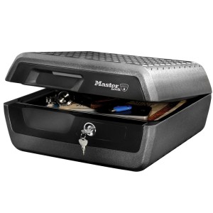Geöffnete, graue Master Lock Sicherheitskassette, feuer- und wasserbeständig, mit Schlüssel und Inhalt.