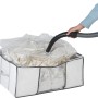 Wenko Vakuum Soft Box M: Weiße Textilbox mit Vakuumsack und Staubsauger zum platzsparenden Aufbewahren.