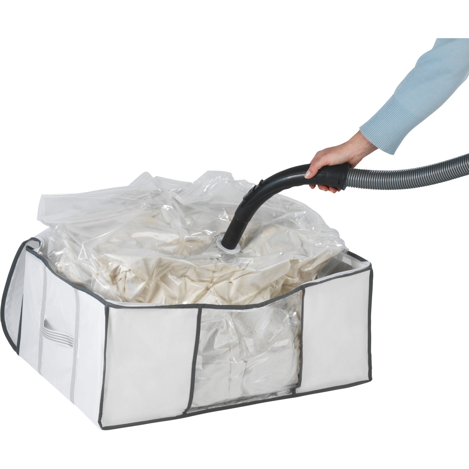 Wenko Vakuum Soft Box M: Weiße Textilbox mit Vakuumsack und Staubsauger zum platzsparenden Aufbewahren.